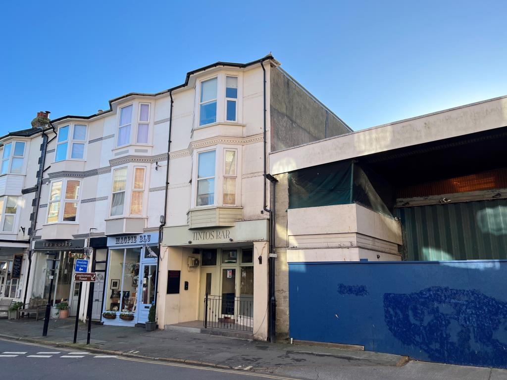 Lot: 135 - FREEHOLD HIGH STREET BAR WITH FOUR-BEDROOM FLAT ABOVE - Front of the Building